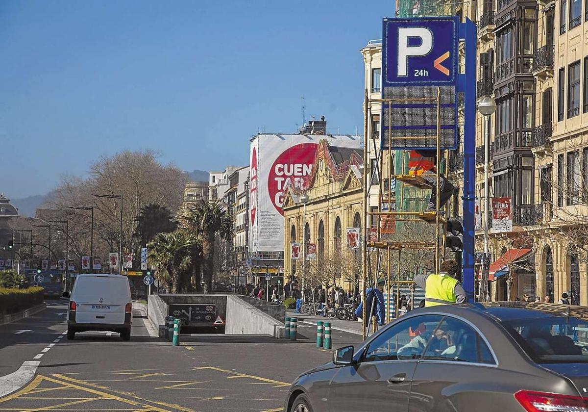 Rampa de acceso al parking del Boulevard, uno de los adscritos a la oferta para residentes.