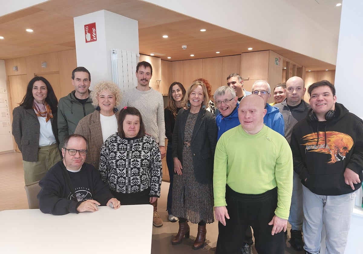 Autoridades institucionales junto a usuarios del Garagune de Hernani.