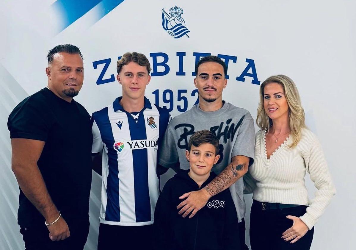 Dion Mehmeti posa con su familia en Zubieta