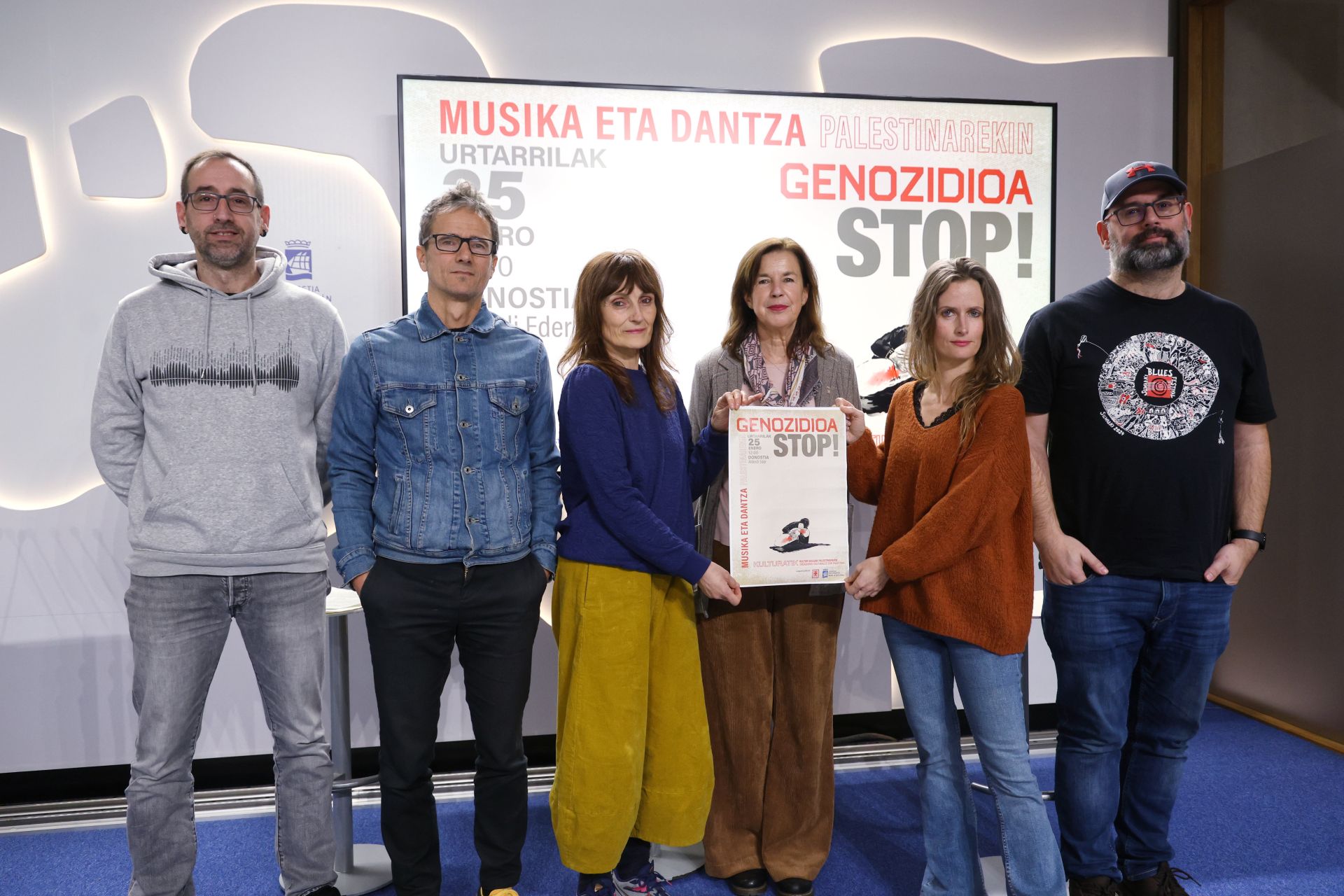 Organizadores del acto solidario 'Musika eta dantza Palestinarekin', durante la presentación de la cita.