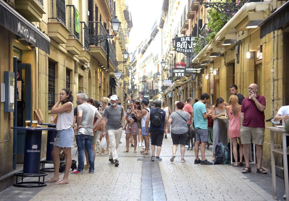 Turistas en los bares de la Parte Vieja de San Sebastián.