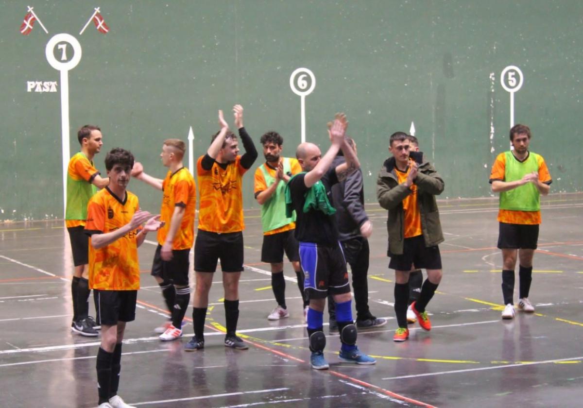 Los jugadores del Miren Taberna OKE durante el encuentro disputado la noche del viernes en el frontón Uzturpe de Tolosa.