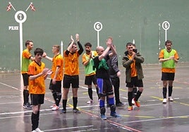Los jugadores del Miren Taberna OKE durante el encuentro disputado la noche del viernes en el frontón Uzturpe de Tolosa.
