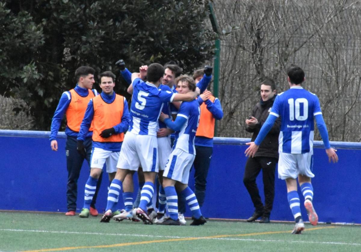 Los beasaindarras celebran el tanto de Bengoetxea en el minuto 56, decisivo para sellar la victoria vagonera.