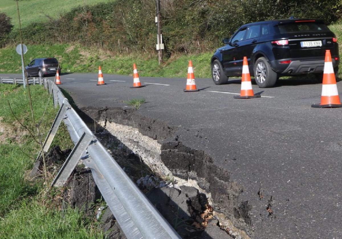 Uno de los tramos en mal estado de la vieja carretera que conecta el casco urbano de Elgoibar con el alto de Azkarate.