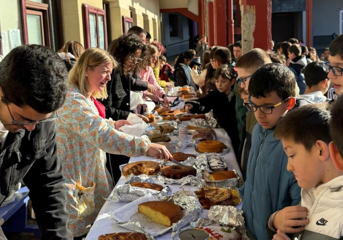 Festín de bizcochos solidarios en la hora del recreo de este lunes, en La Salle.