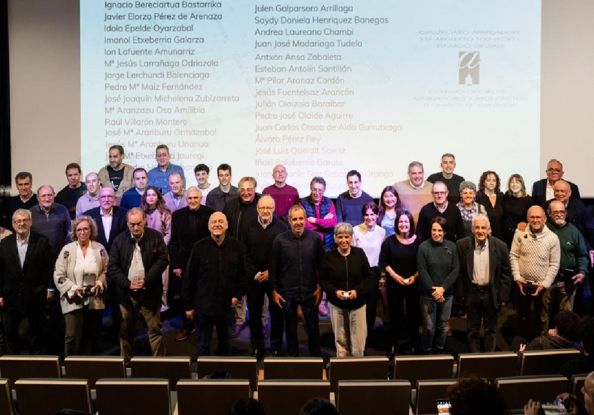 Colegiados asistentes al encuentro en el Aquarium, donde se entregaron recuerdos a los más veteranos.