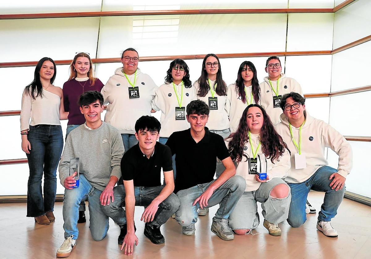 Alumnos de Axular Lizeoa y Ceinpro (con sudadera blanca), posan con sus premios.