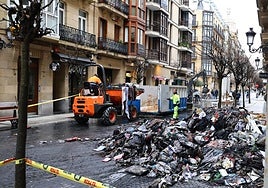 La montaña de basura acumulada en el interior del piso fue amontonada ayer en la acera de la calle San Marcial.