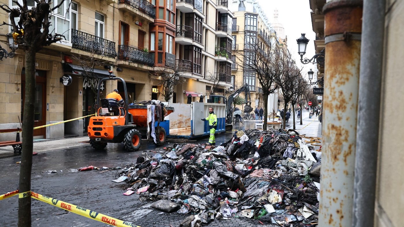 La montaña de basura acumulada en el interior del piso fue amontonada ayer en la acera de la calle San Marcial.