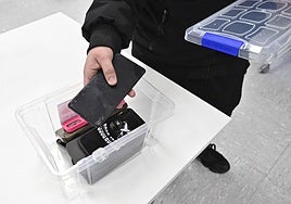 Un joven deposita su móvil en una caja en un centro educativo de Gipuzkoa.