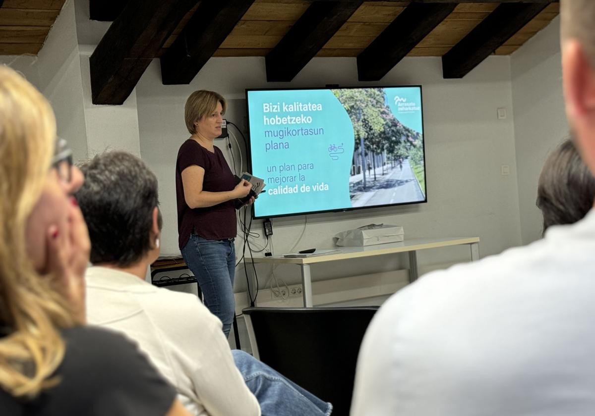 La concejala de urbanismo Garazi Etxeberrria durante una de las varias presentaciones participativas del Plan de Movilidad Sostenible que ha mantenido con la ciudadanía.