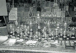 El escaparate de Nerecán, con trofeos en su interior.