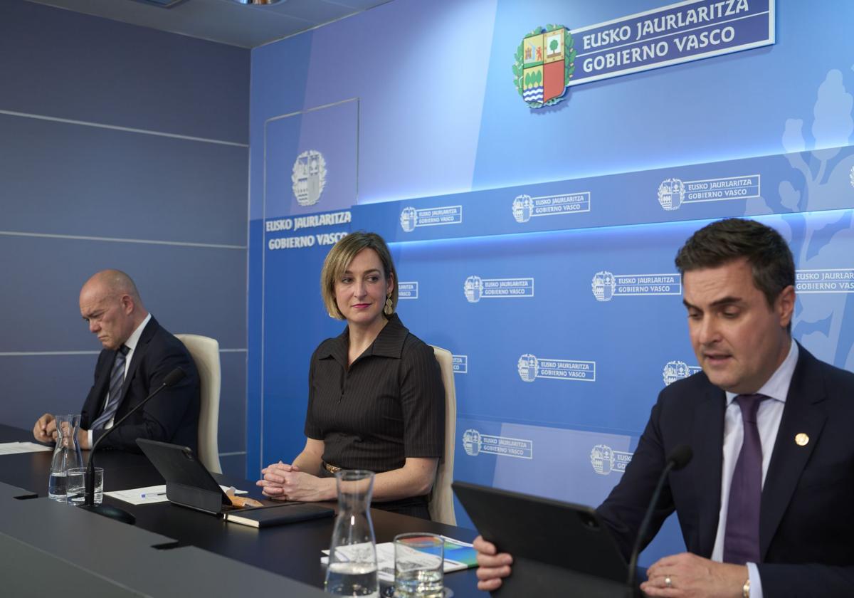 Juan Ignacio Pérez, María Ubarretxena y Mikel Jauregi, en la rueda de prensa de este martes.