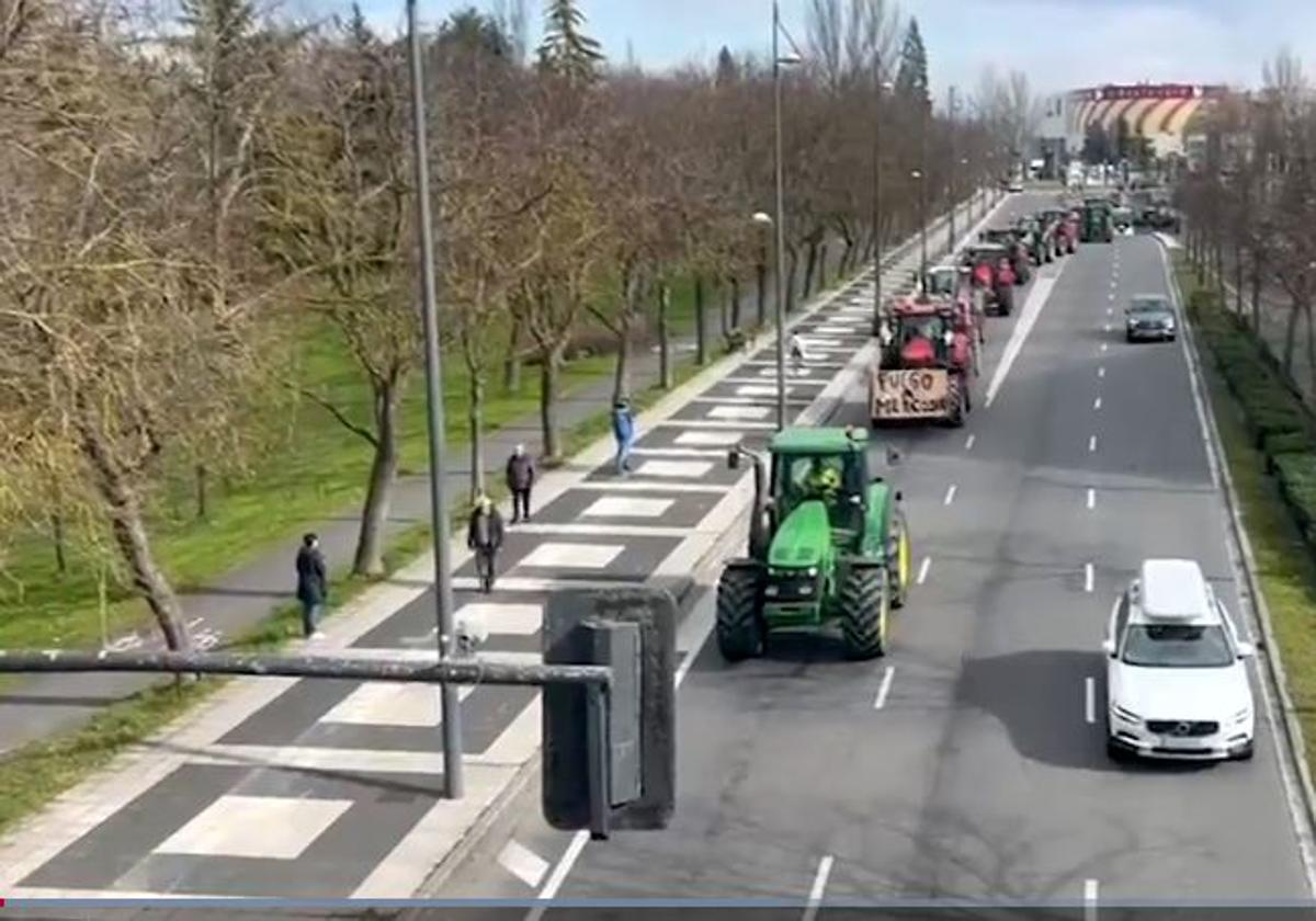 Medio centenar de tractores marchan en Vitoria contra el acuerdo Mercosur y pedir precios justos