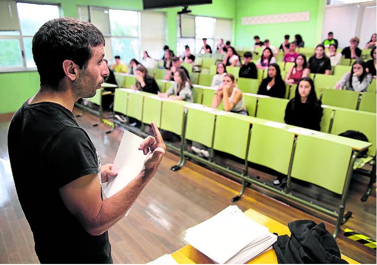 Un profesor explica las condiciones del examen de Selectividad antes de que se inicie la prueba.