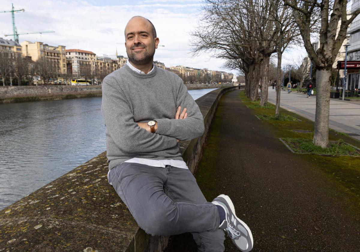 Felix acababa de dar su clase de Trabajo Social en Deusto, el fotógrafo le enfocó cerca del Via Fora.
