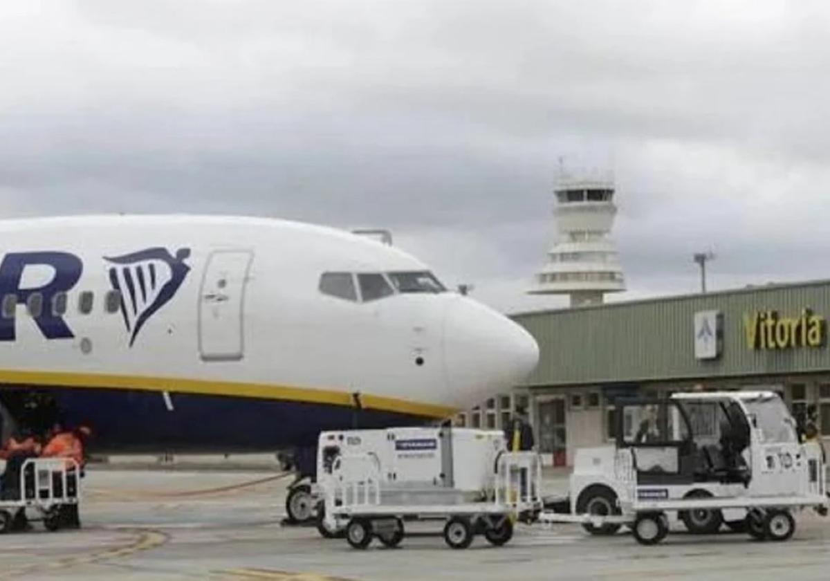 Un avión de Ryanair, en la pista del aeropuerto de Foronda.