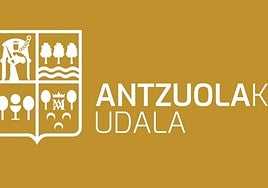 Escudo y nombre, con doble tipografía, en blanco sobre el fondo ocre es la nueva imagen del Ayuntamiento.