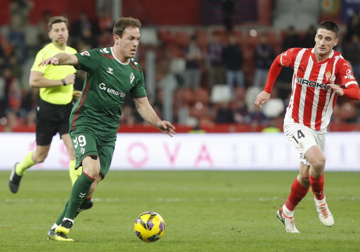 Jon Bautista durante su partido número 100 con la camiseta del Eibar, en El Molinón.