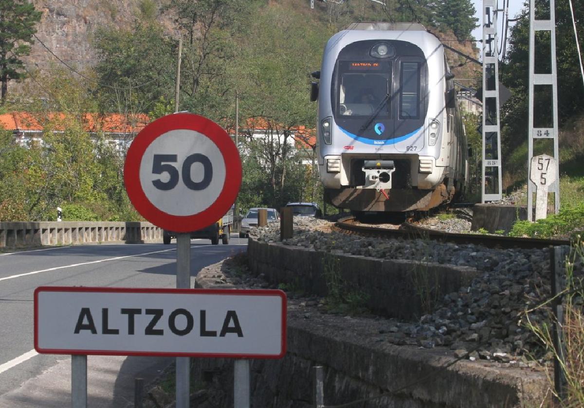 Una unidad de Euskotren circula por las vías del ferrocarril a la altura del barrio elgoibartarra de Altzola.