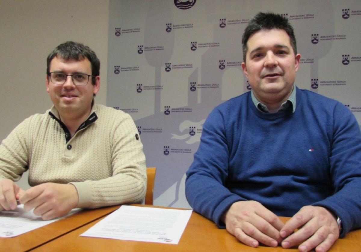 Los concejales de EAJ-PNV Ander Garay e Ibon Arrupe, en su comparecencia en el ayuntamiento.