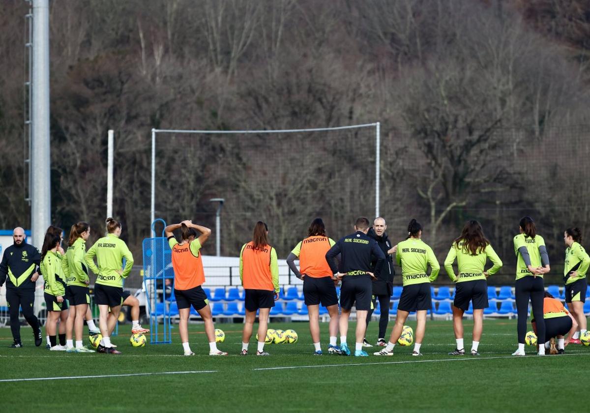 Las jugadores de la Real atienden a Sánchez Vera durante un entrenamiento en Zubieta.