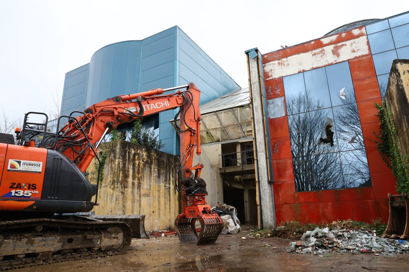 Las máquinas comienzan a demoler parcialmente el edificio.