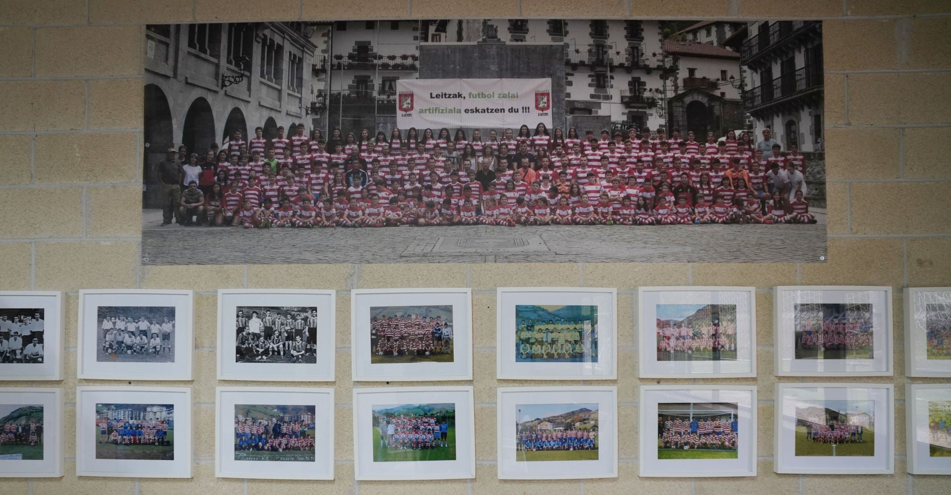 Sonrisas y fútbol entre el barro