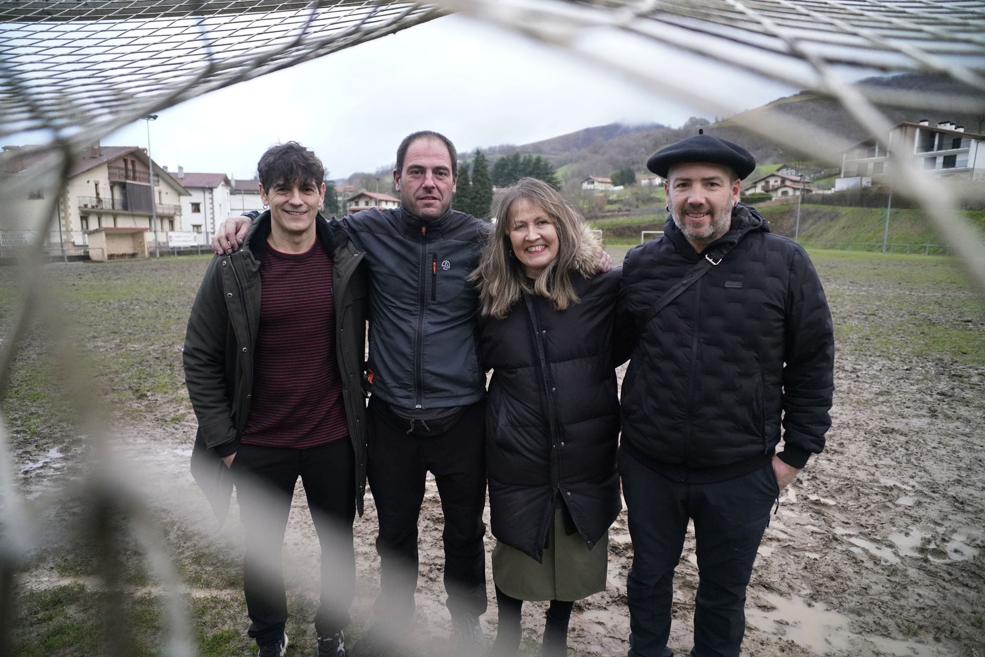 Sonrisas y fútbol entre el barro