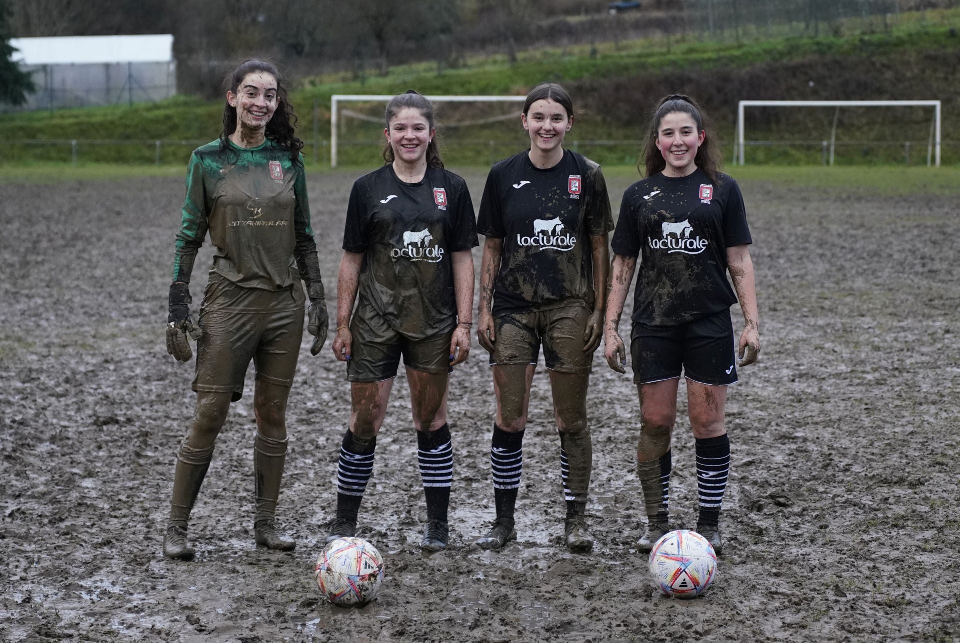 Sonrisas y fútbol entre el barro