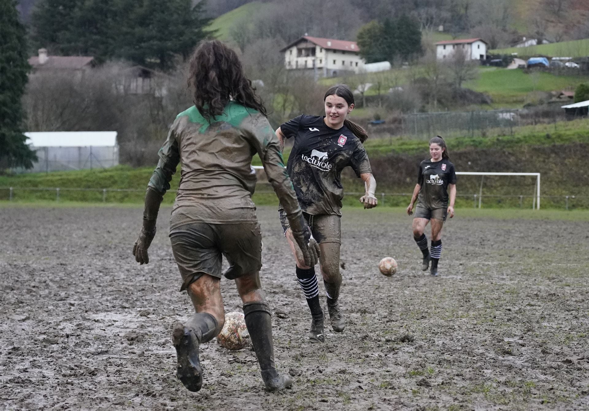 Sonrisas y fútbol entre el barro