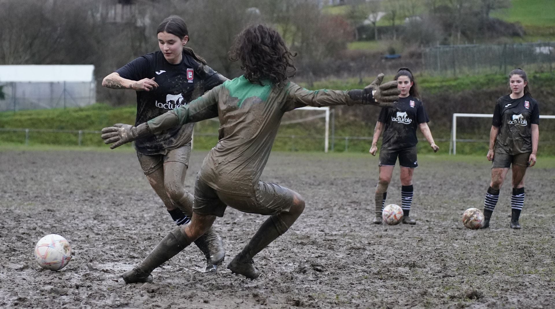 Sonrisas y fútbol entre el barro