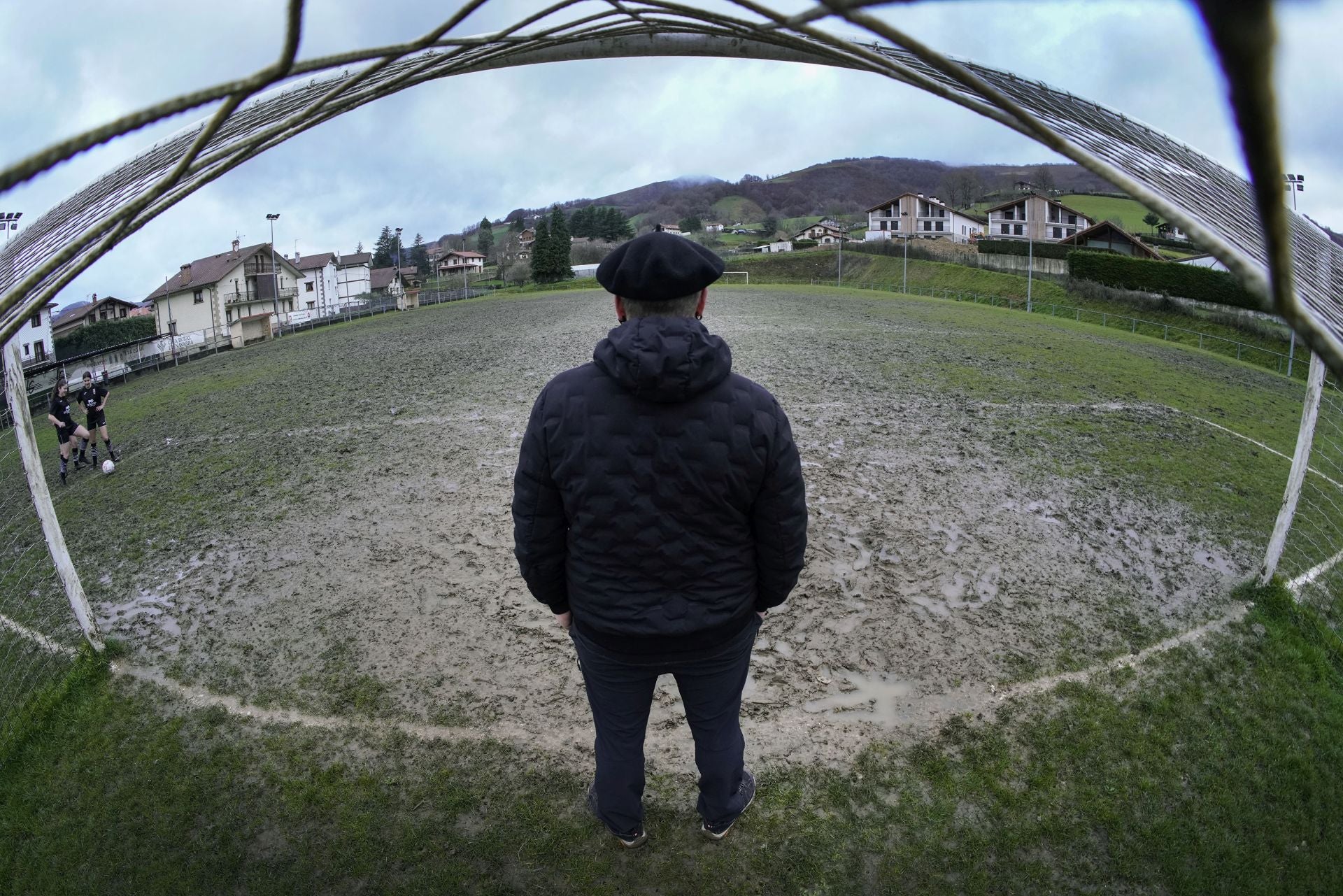 Sonrisas y fútbol entre el barro