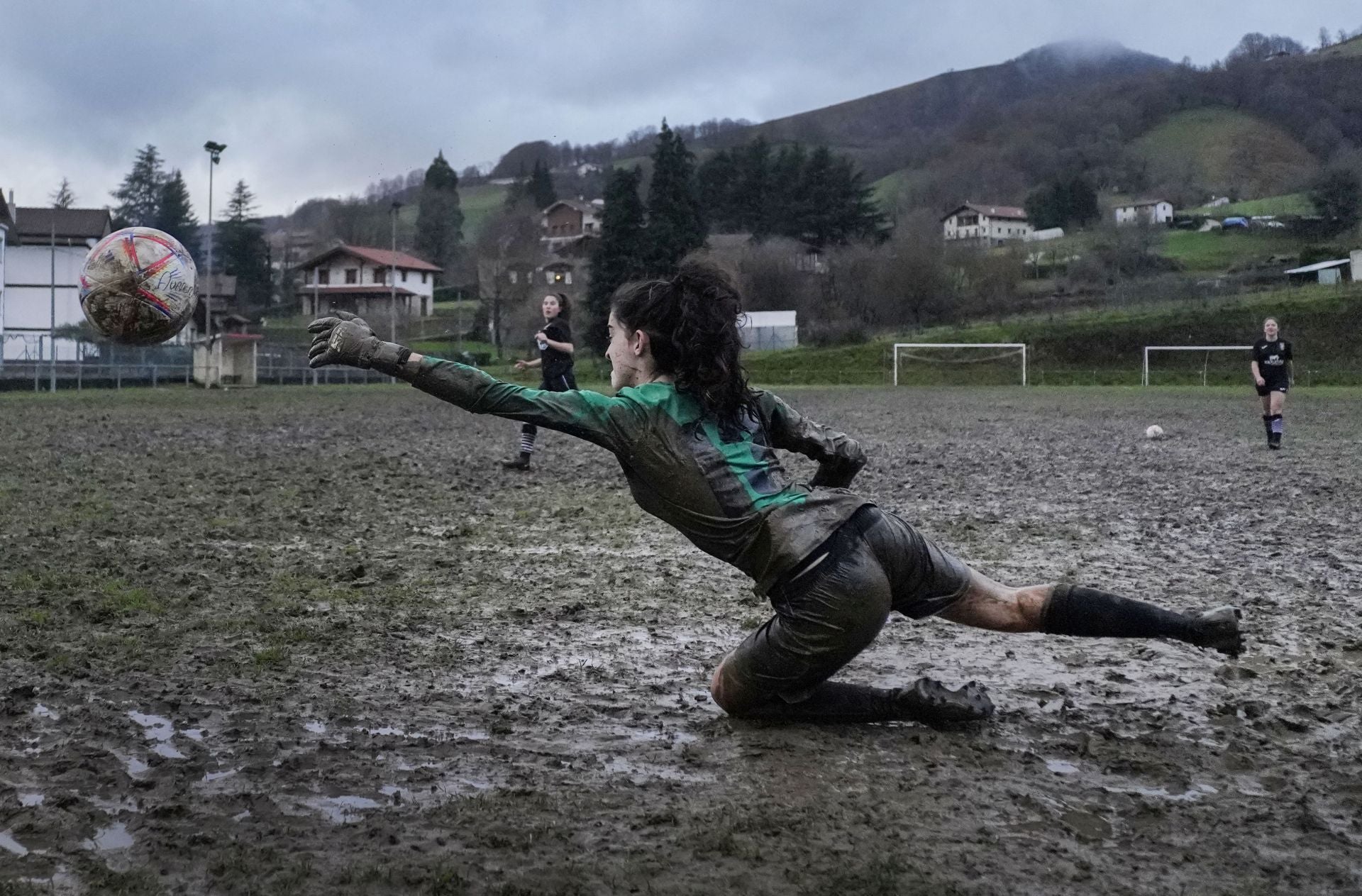 Sonrisas y fútbol entre el barro