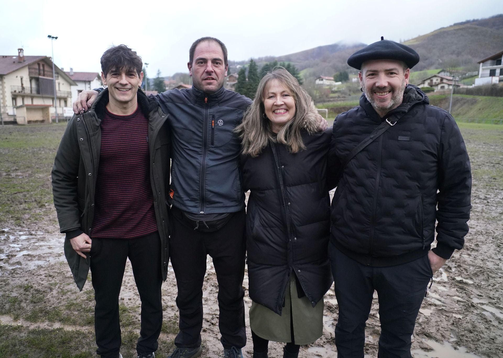 Sonrisas y fútbol entre el barro