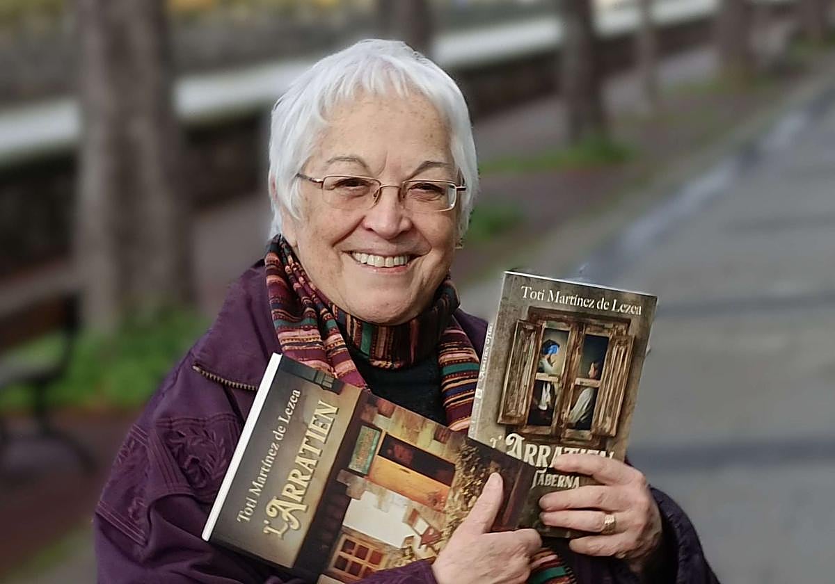 Toti Martinez de Lezea con su última novela 'L'Arratien'.
