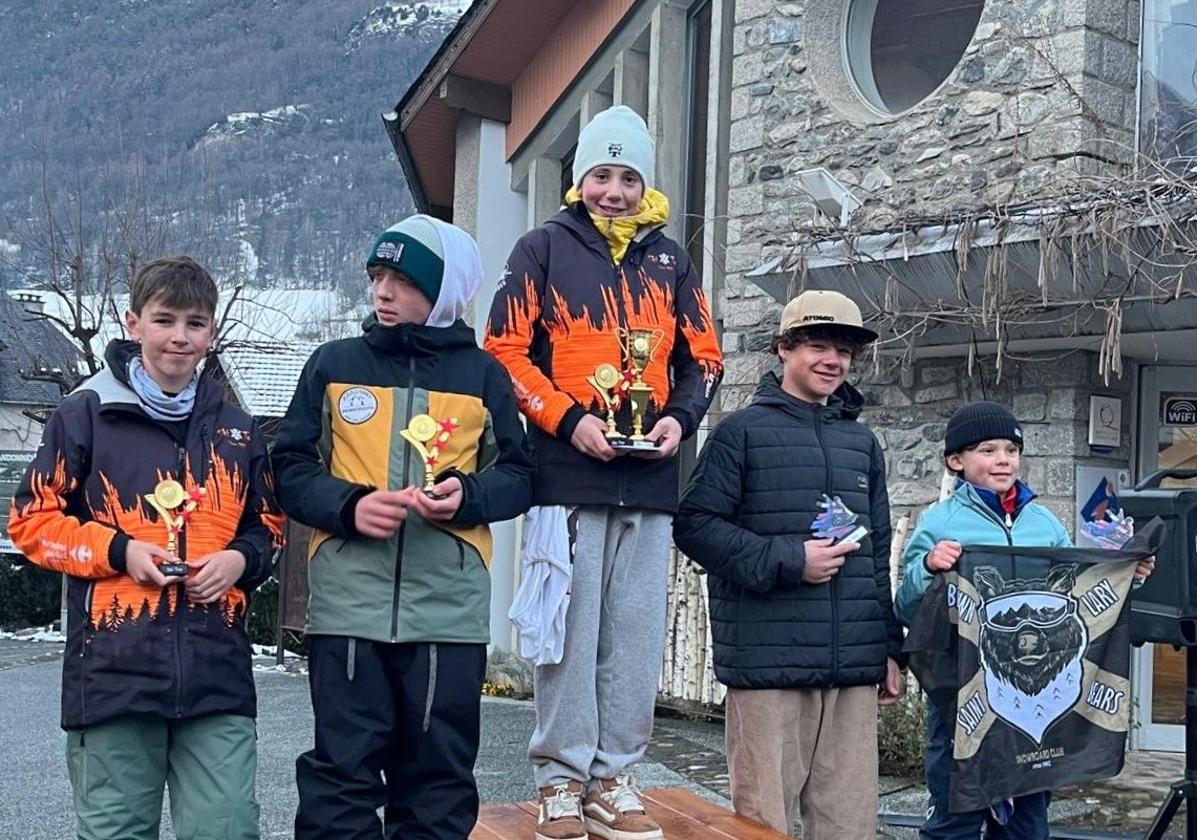 Ibon Baskaran, en lo más alto del podio tras imponerse en una de las cuatro pruebas que ganó el pasado fin de semana en Luz Ardiden.