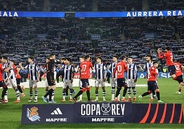 Los jugadores de la Real saludan a los de Osasuna en el partido de cuartos de final