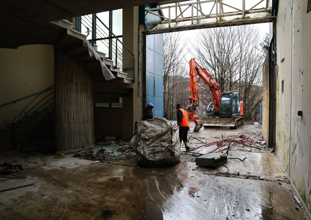 Imagen secundaria 1 - Comienza la demolición parcial de la antigua sede de la Agencia de Meteorología en Intxaurrondo