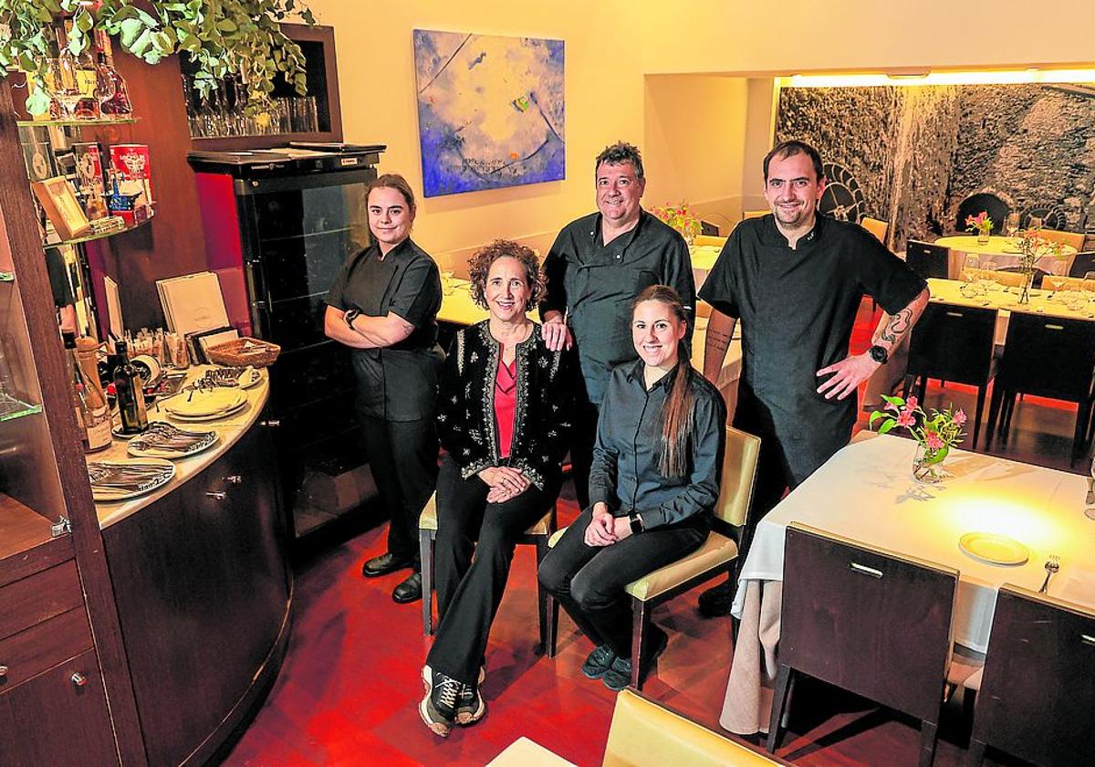 Gorka y Beatriz, con el resto del equipo en el elegante comedor del Agorregi.