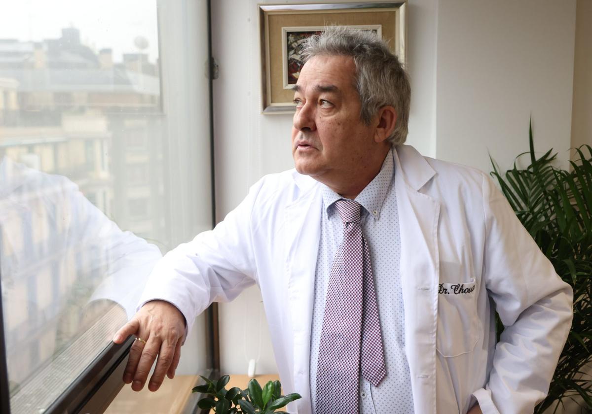 El doctor José Manuel Chouza en su consulta de psiquiatría en Donostia.