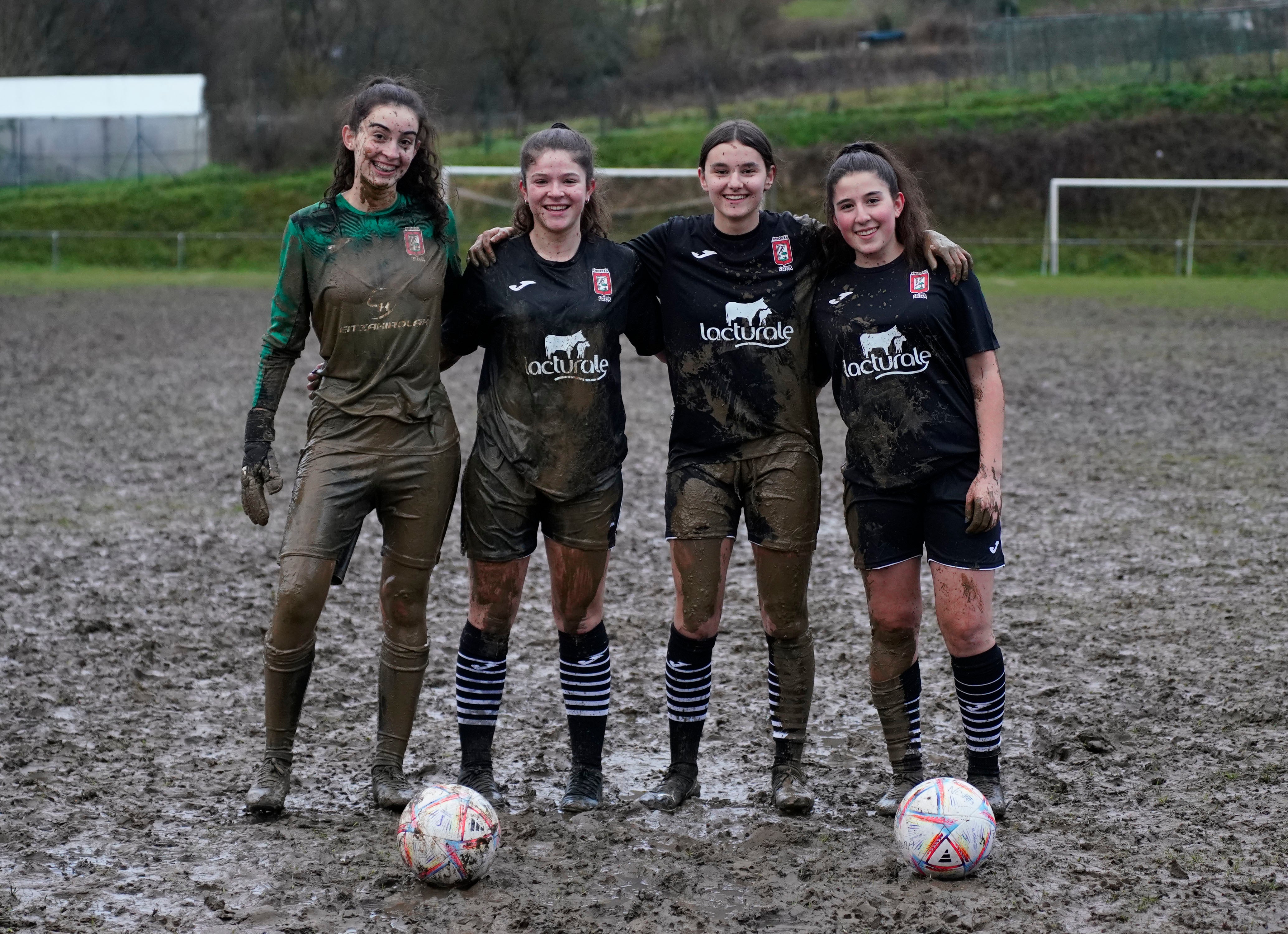 Jugadoras del Aurrera, en el entrenamiento de ayer en el campo de Arkixkil de Leitza.