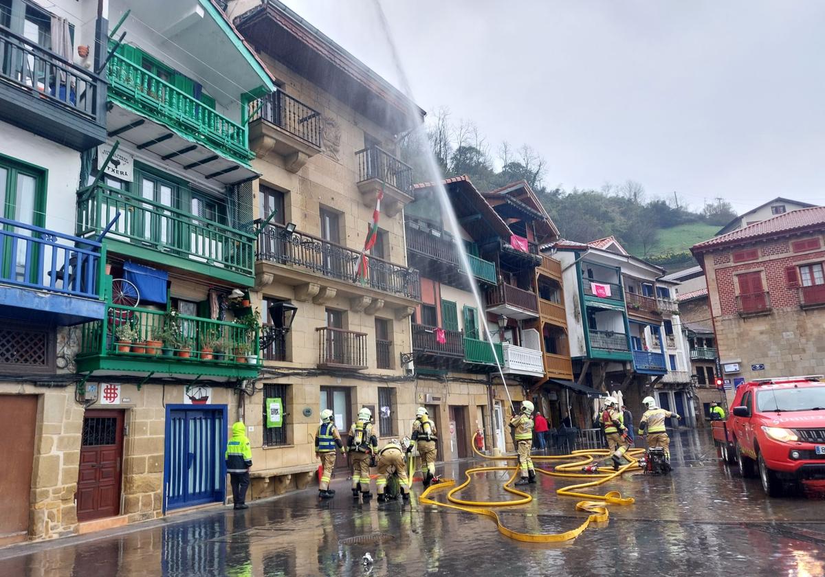 Los bomberos durante el simulacro de incendio en un edificio de Pasaia Donibane.