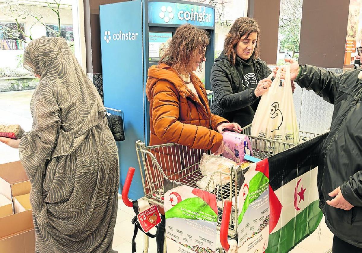 Los lasarteoriatarras acudieron a los supermercados locales para donar productos para los campamentos de saharauis.