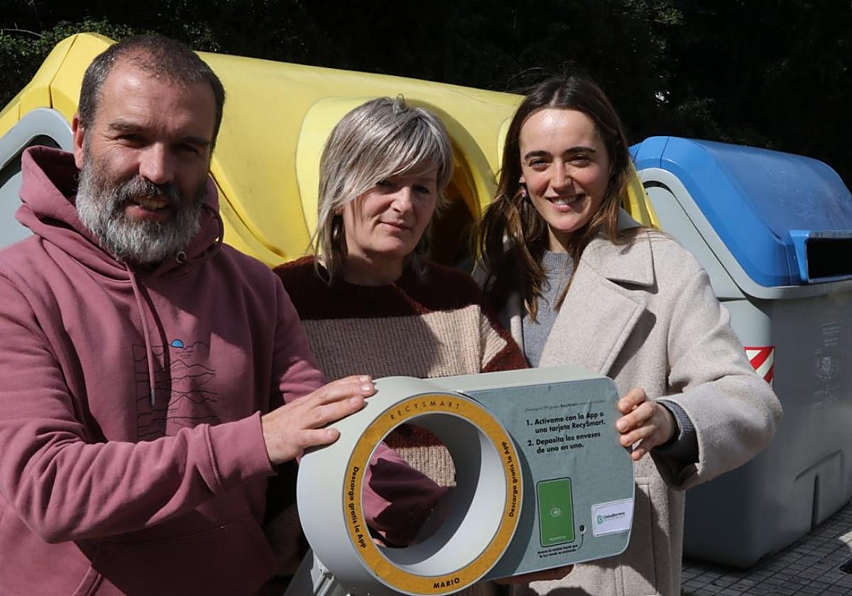 Ainhize Azpiazu, en el centro, durante la presentación de un proyecto para mejorar la recogida de residuos.