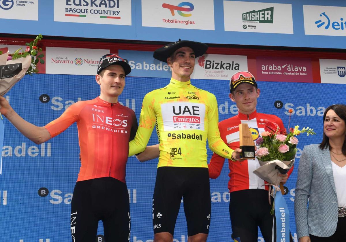 Podio final de la Itzulia 2024, con Juan Ayuso con el maillot de ganador final.