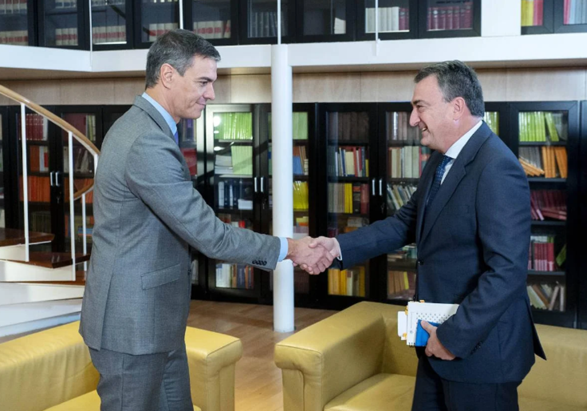 Pedro Sánchez y Aitor Esteban se saludan en una reunión para lograr la investidura del socialista.