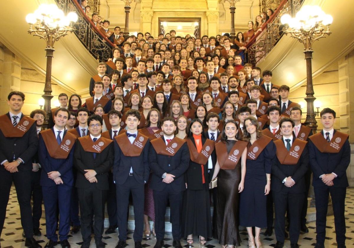 Los alumnos y alumnas del tercer curso de Tecnun celebraron el día de su promoción con un acto en el salón de plenos del Ayuntamiento y una comida en el restaurante del Club de Tenis.