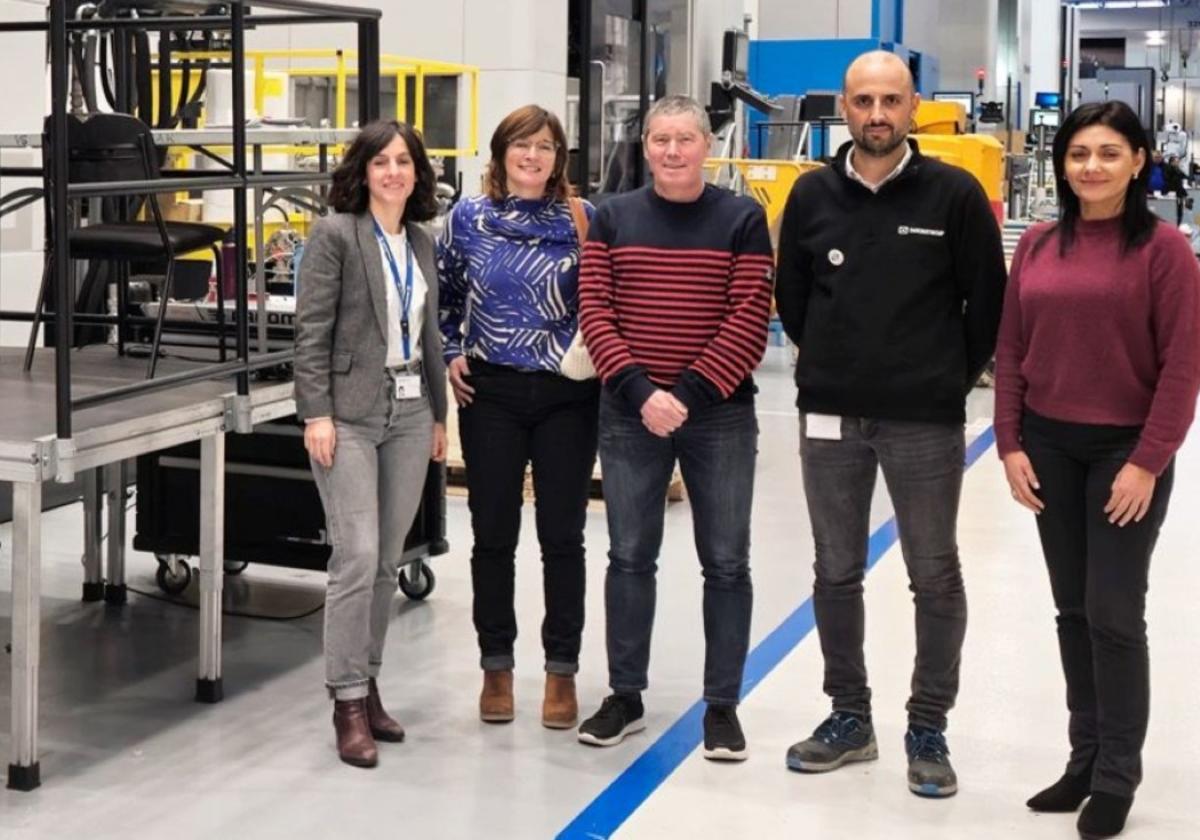 Representantes de Danobatgroup, Emun y el Gobierno Vasco durante la visita a la empresa.